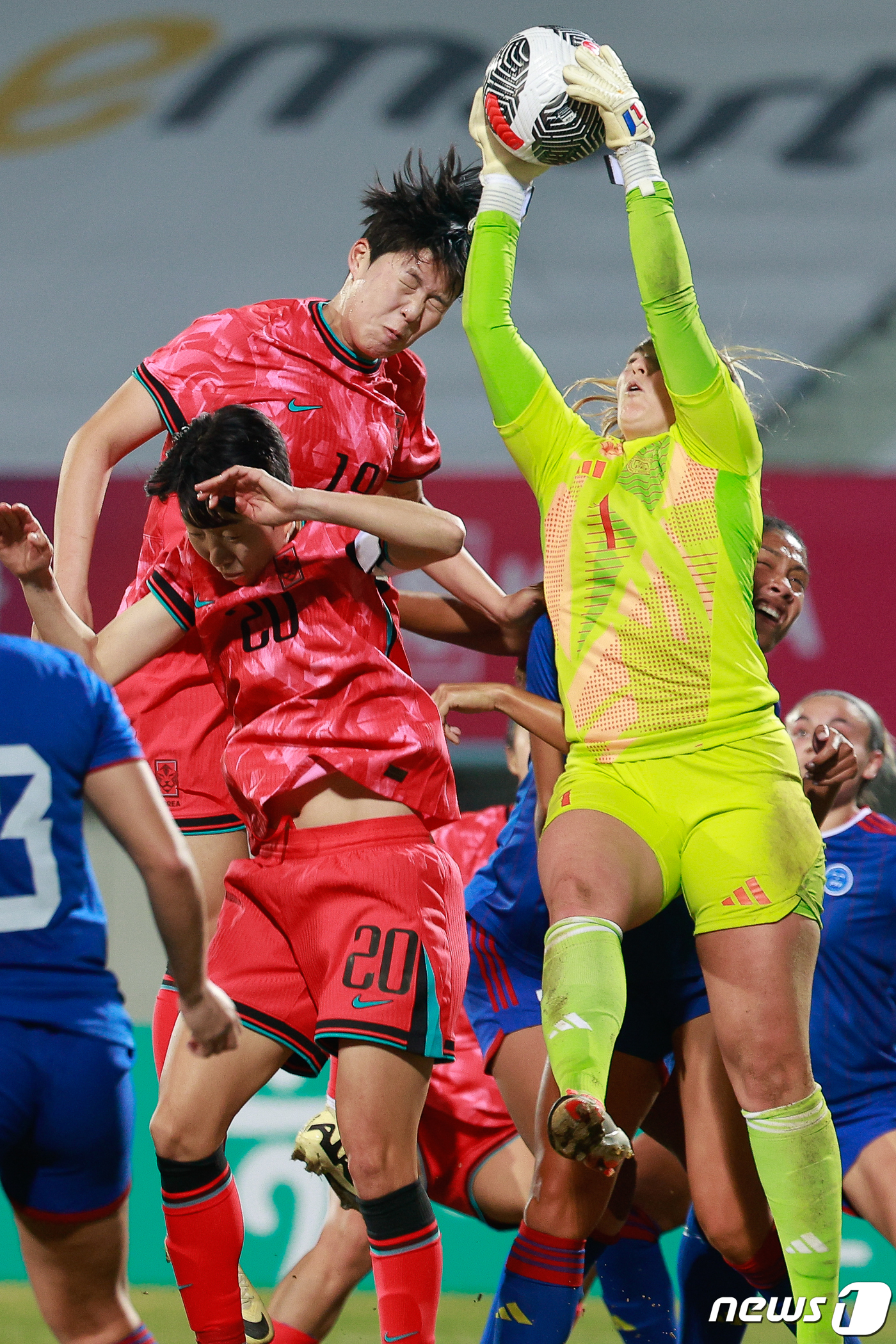 (이천=뉴스1) 안은나 기자 = 8일 오후 경기 이천종합운동장에서 열린 신세계 이마트 초청 여자축구 국가대표 친선경기 대한민국과 필리핀의 평가전 후반전, 필리핀 골키퍼 올리비아 맥 …