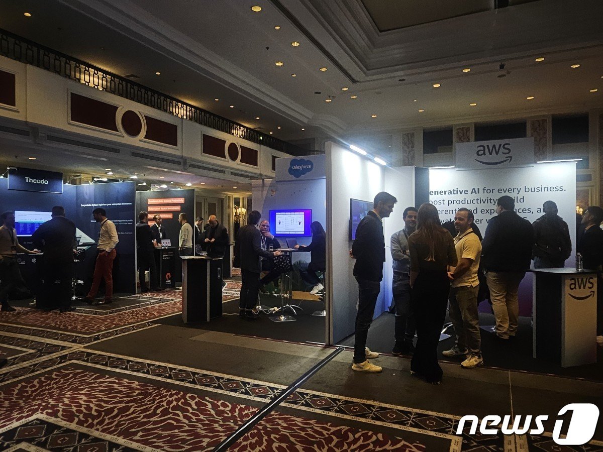 본문 이미지 - 파리블록체인위크 부대행사인 '레이즈 서밋(Raise Summit)'에서 참가자들이 교류하는 모습. 사진=박현영 기자