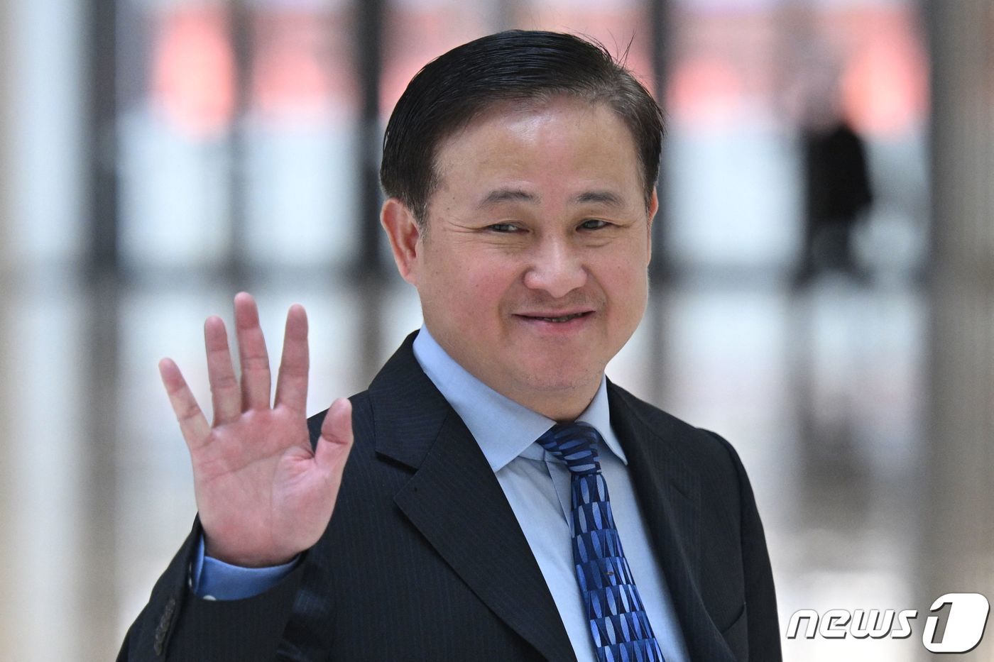 본문 이미지 - 판궁성 중국 인민은행 총재가 8일 (현지시간) 베이징 인민은행 본점에서 재닛 옐런 미국 재무장관의 도착을 기다리며 손을 흔들고 있다. 2024. 4. 9 ⓒ AFP=뉴스1 ⓒ News1 우동명 기자