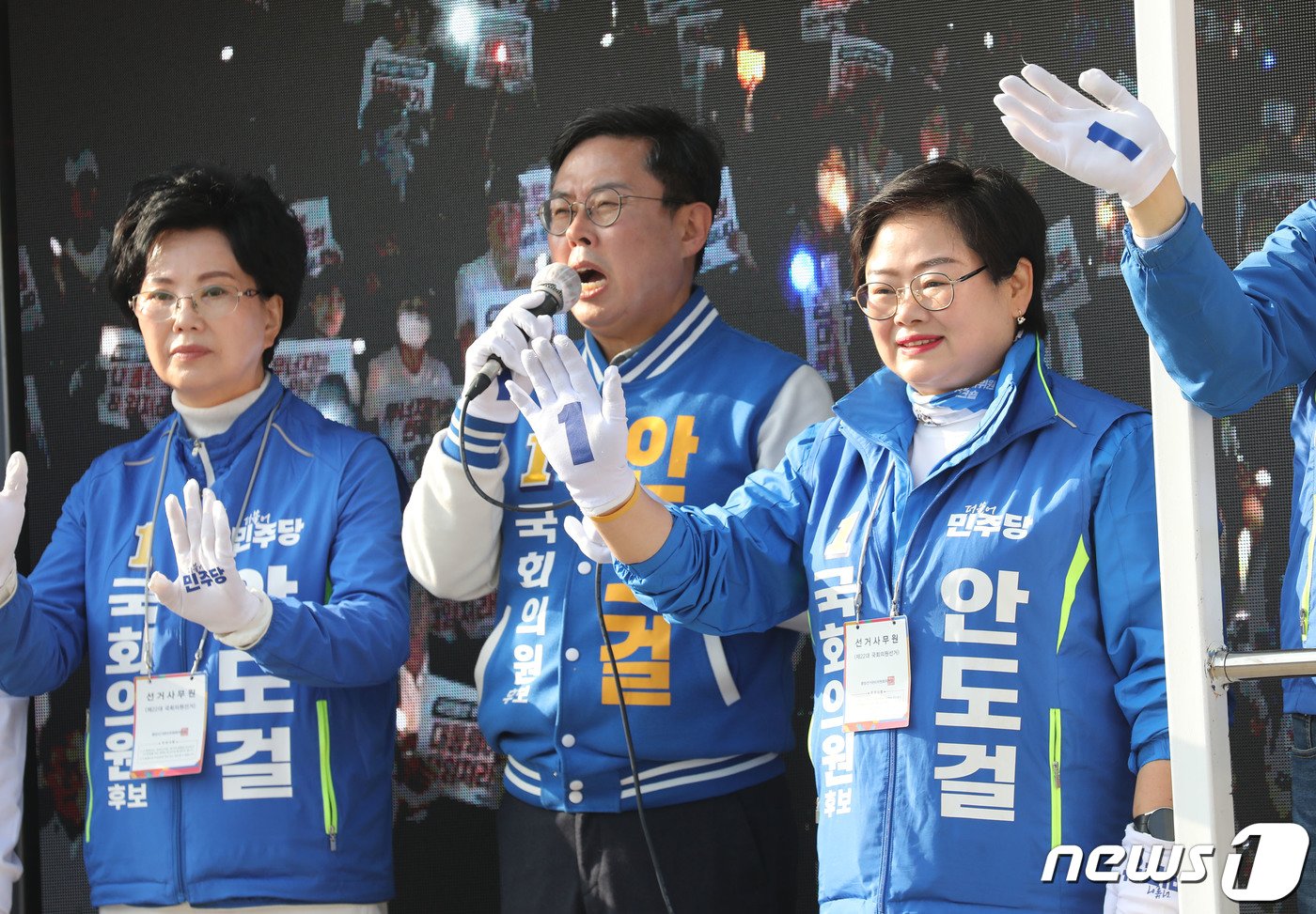 본문 이미지 - 9일 오전 광주 동구 산수오거리에서 광주 동남을에 출마한 안도걸 더불어민주당 후보와 선거운동원들이 지지를 호소하고 있다. 2024.4.9/뉴스1 ⓒ News1 박지현 기자