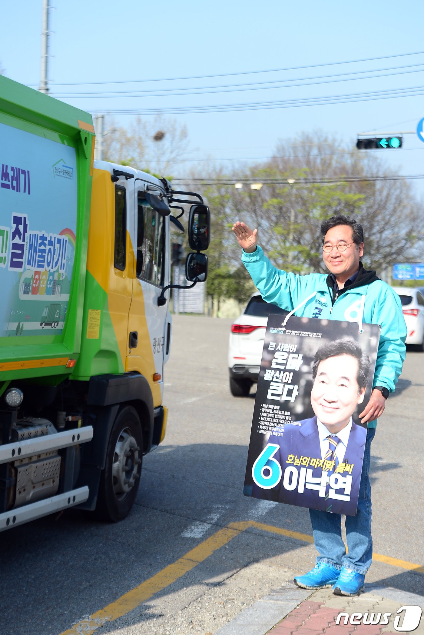 이낙연 새로운미래 광주 광산을 후보가 총선을 하루 앞둔 9일 광주 광산구 하남산단로 6번로에서 출근길 인사를 하고 있다. 2024.4.9/뉴스1 ⓒ News1 이승현 기자