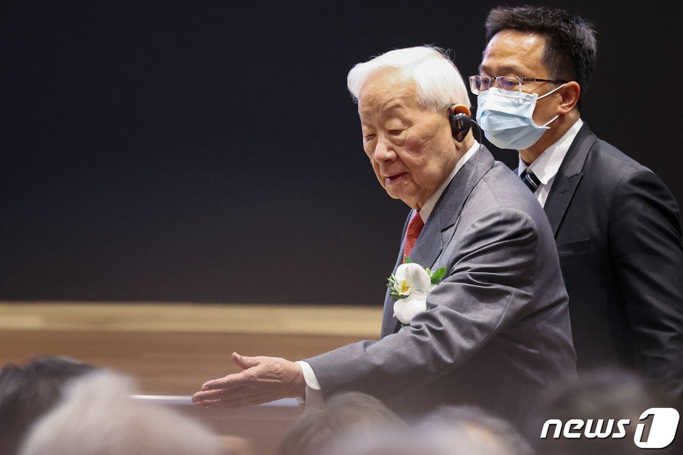 세미나에 참석하고 있는 장중머우 TSMC 창업자.  ⓒ AFP=뉴스1