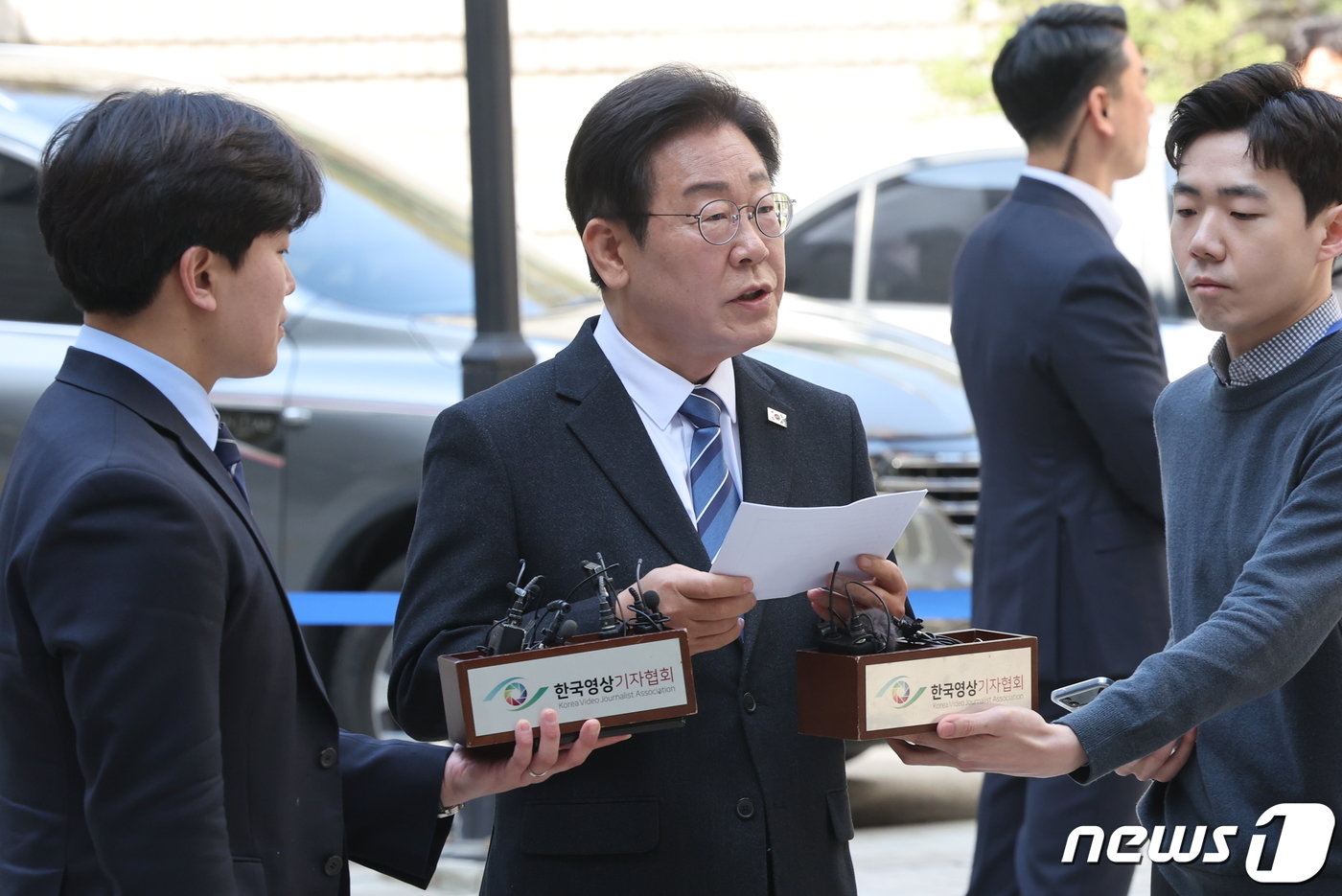 본문 이미지 - 이재명 더불어민주당 대표가 제22대 총선을 하루 앞둔 9일 오전 서울 서초구 서울중앙지방법원에서 열리는 '대장동 배임·성남FC 뇌물' 관련 특정범죄가중처벌등에관한법률위반(뇌물) 등 공판에 출석하며 기자회견을 하고 있다. 2024.4.9/뉴스1 ⓒ News1 이동해 기자