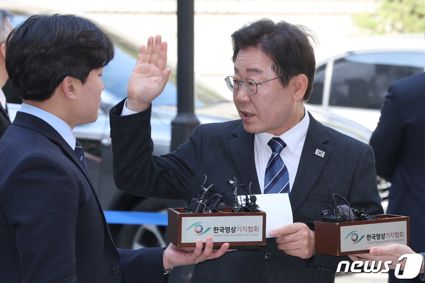 본문 이미지 - 이재명 더불어민주당 대표가 제22대 총선을 하루 앞둔 9일 오전 서울 서초구 서울중앙지방법원에서 열리는 '대장동 배임·성남FC 뇌물' 관련 특정범죄가중처벌등에관한법률위반(뇌물) 등 공판에 출석하며 지지자들을 향해 손을 들어 인사하고 있다. 2024.4.9/뉴스1 ⓒ News1 이동해 기자
