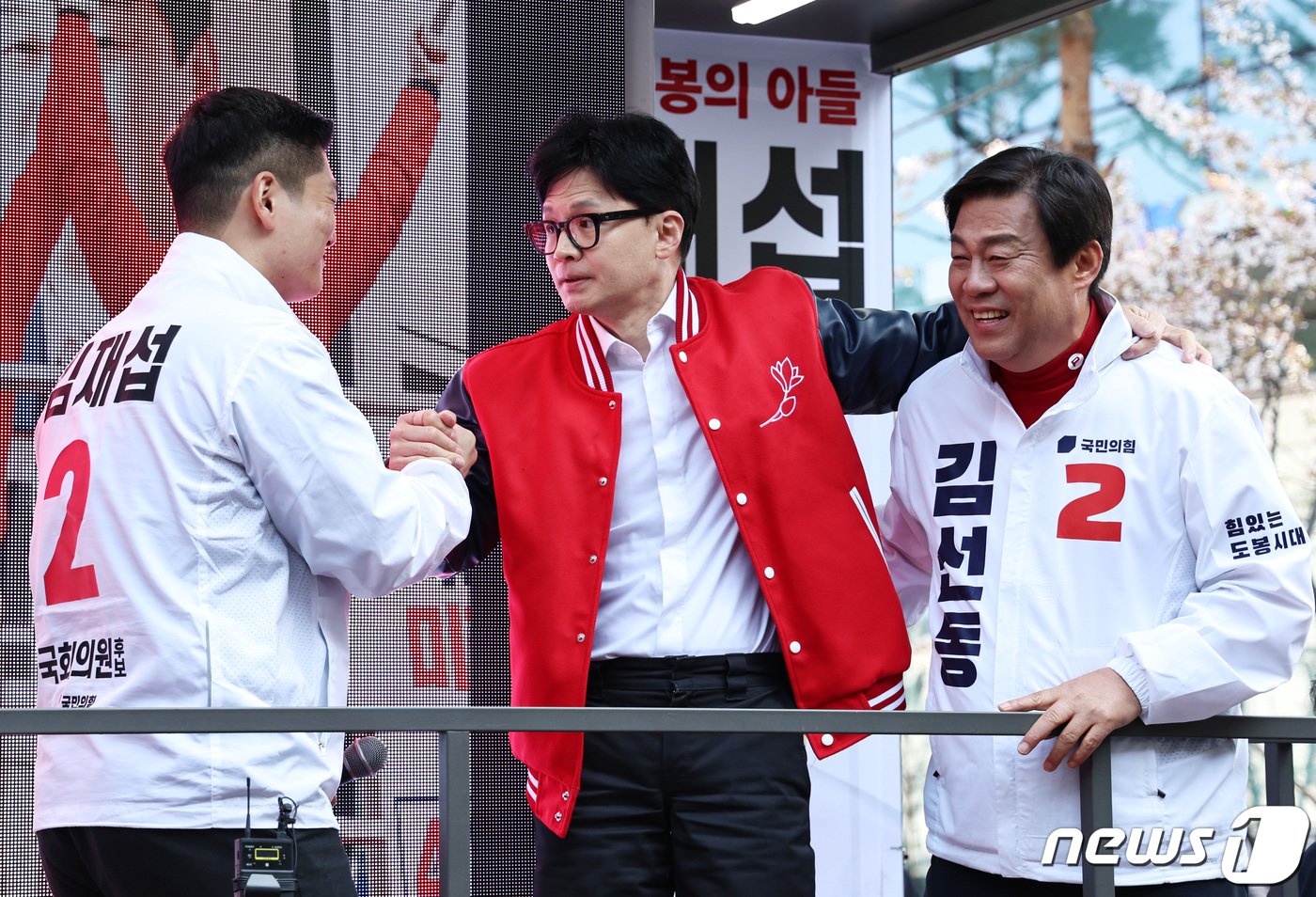 본문 이미지 - 한동훈 국민의힘 비상대책위원장 겸 총괄선거대책위원장이 9일 오전 서울 도봉구 창동역 광장에서 김재섭(도봉갑), 김선동(도봉을) 후보 지원유세를 하기 위해 만나 인사하고 있다. 2024.4.9/뉴스1 ⓒ News1 구윤성 기자