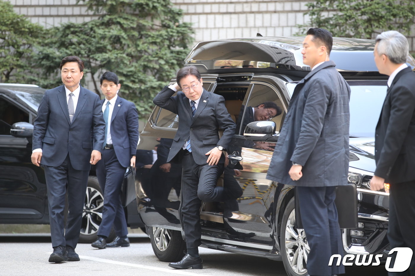 본문 이미지 - 이재명 더불어민주당 대표가 제22대 총선을 하루 앞둔 9일 오전 서울 서초구 서울중앙지방법원에서 열리는 '대장동 배임·성남FC 뇌물' 관련 특정범죄가중처벌등에관한법률위반(뇌물) 등 공판에 출석하고 있다. 2024.4.9/뉴스1 ⓒ News1 이광호 기자