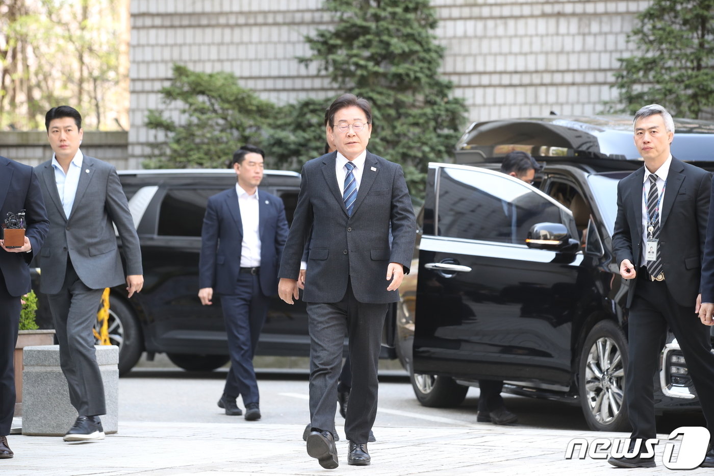 본문 이미지 - 이재명 더불어민주당 대표가 제22대 총선을 하루 앞둔 9일 오전 서울 서초구 서울중앙지방법원에서 열리는 '대장동 배임·성남FC 뇌물' 관련 특정범죄가중처벌등에관한법률위반(뇌물) 등 공판에 출석하고 있다. 2024.4.9/뉴스1 ⓒ News1 이광호 기자