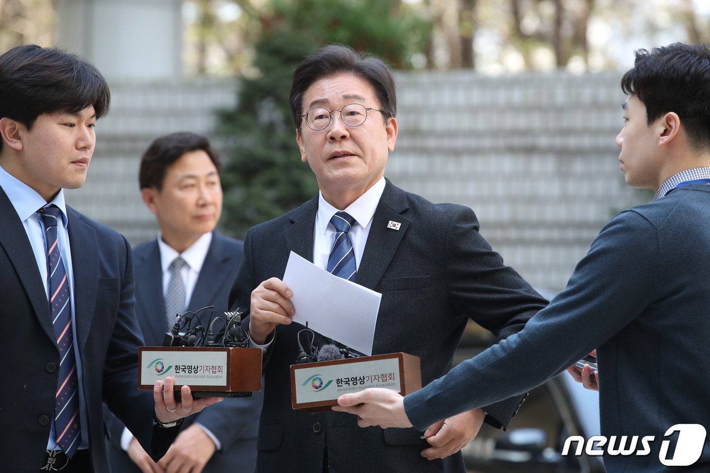 본문 이미지 - 이재명 더불어민주당 대표가 제22대 총선을 하루 앞둔 9일 오전 서울 서초구 서울중앙지방법원에서 열리는 '대장동 배임·성남FC 뇌물' 관련 특정범죄가중처벌등에관한법률위반(뇌물) 등 공판에 출석하며 기자회견을 하고 있다. 2024.4.9/뉴스1 ⓒ News1 이광호 기자