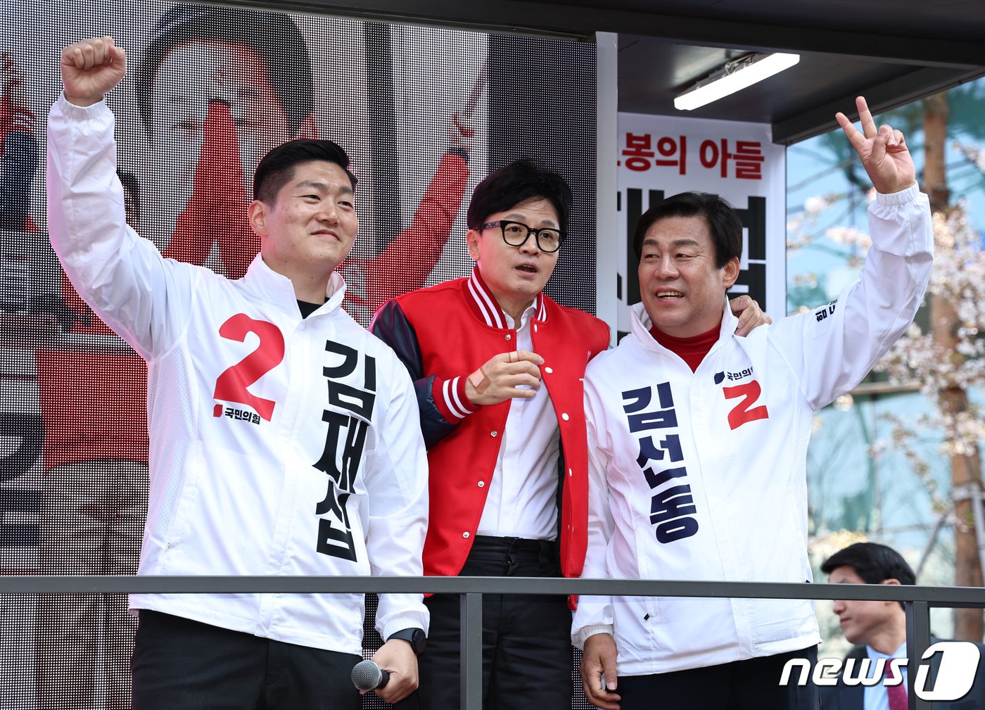 본문 이미지 - 한동훈 국민의힘 비상대책위원장 겸 총괄선거대책위원장이 9일 오전 서울 도봉구 창동역 광장에서 김재섭(도봉갑), 김선동(도봉을) 후보 지원유세를 하고 있다. 2024.4.9/뉴스1 ⓒ News1 구윤성 기자