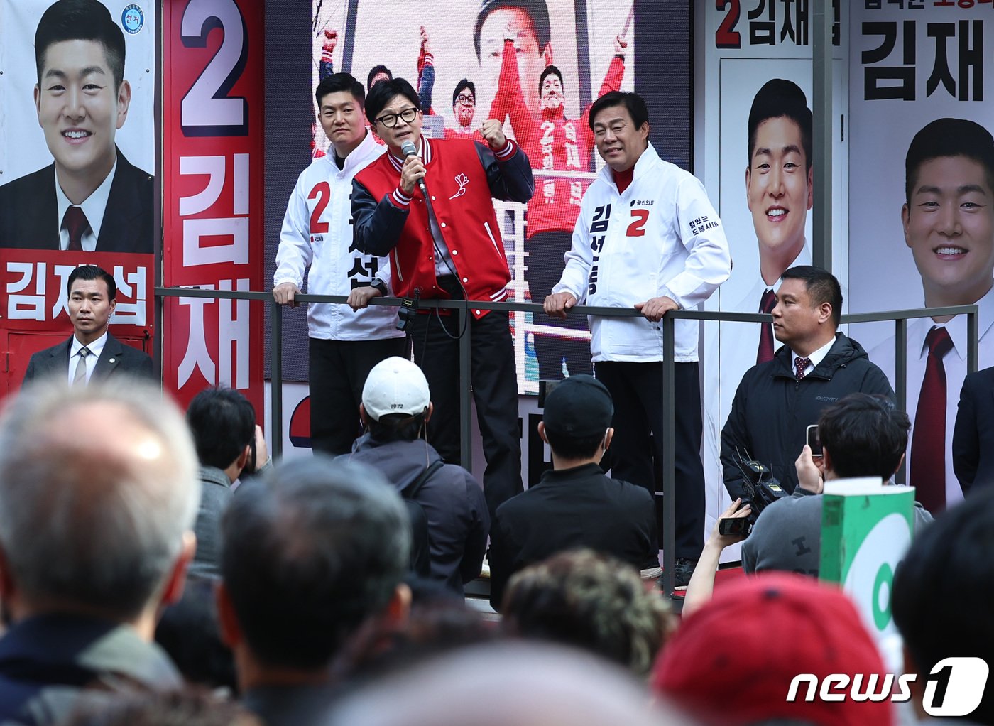 본문 이미지 - 한동훈 국민의힘 비상대책위원장 겸 총괄선거대책위원장이 9일 오전 서울 도봉구 창동역 광장에서 김재섭(도봉갑), 김선동(도봉을) 후보 지원유세를 하고 있다. 2024.4.9/뉴스1 ⓒ News1 구윤성 기자