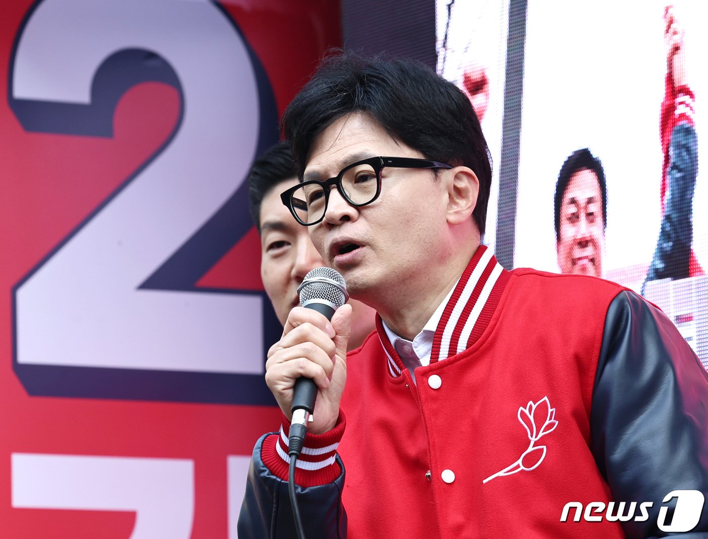 본문 이미지 - 한동훈 국민의힘 비상대책위원장 겸 총괄선거대책위원장이 9일 오전 서울 도봉구 창동역 광장에서 김재섭(도봉갑), 김선동(도봉을) 후보 지원유세를 하고 있다. 2024.4.9/뉴스1 ⓒ News1 구윤성 기자