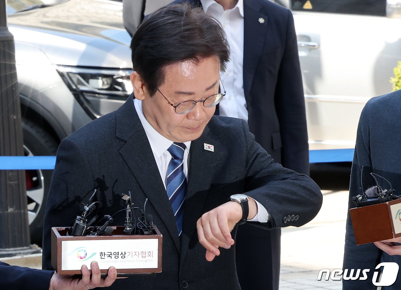 본문 이미지 - 이재명 더불어민주당 대표가 제22대 총선을 하루 앞둔 9일 오전 서울 서초구 서울중앙지방법원에서 열리는 '대장동 배임·성남FC 뇌물' 관련 특정범죄가중처벌등에관한법률위반(뇌물) 등 공판에 출석하며 시계를 바라보고 있다. 2024.4.9/뉴스1 ⓒ News1 이동해 기자