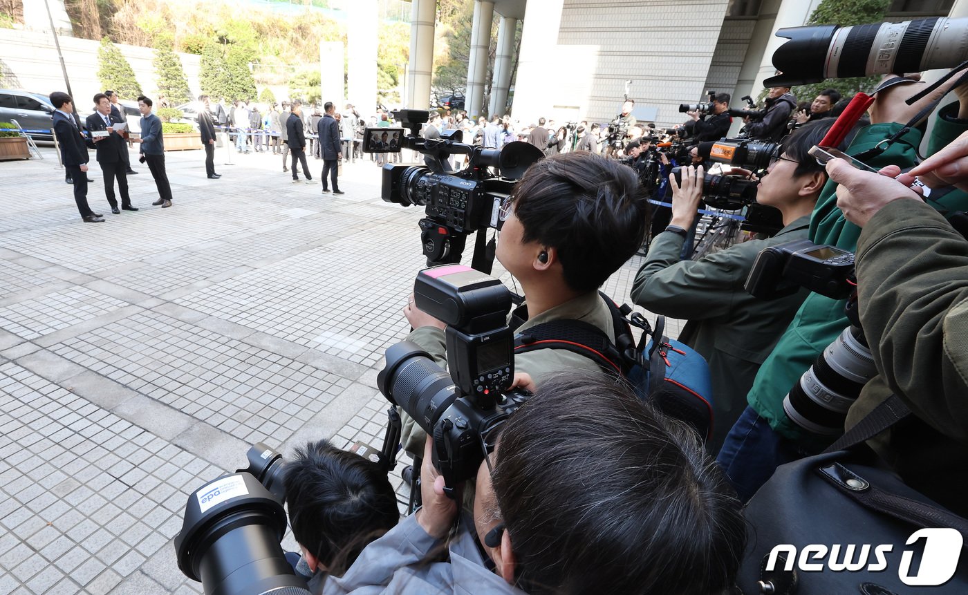 이재명 더불어민주당 대표가 제22대 총선을 하루 앞둔 9일 오전 서울 서초구 서울중앙지방법원에서 열리는 &#39;대장동 배임·성남FC 뇌물&#39; 관련 특정범죄가중처벌등에관한법률위반&#40;뇌물&#41; 등 공판에 출석하며 기자회견을 하고 있다. 2024.4.9/뉴스1 ⓒ News1 이동해 기자