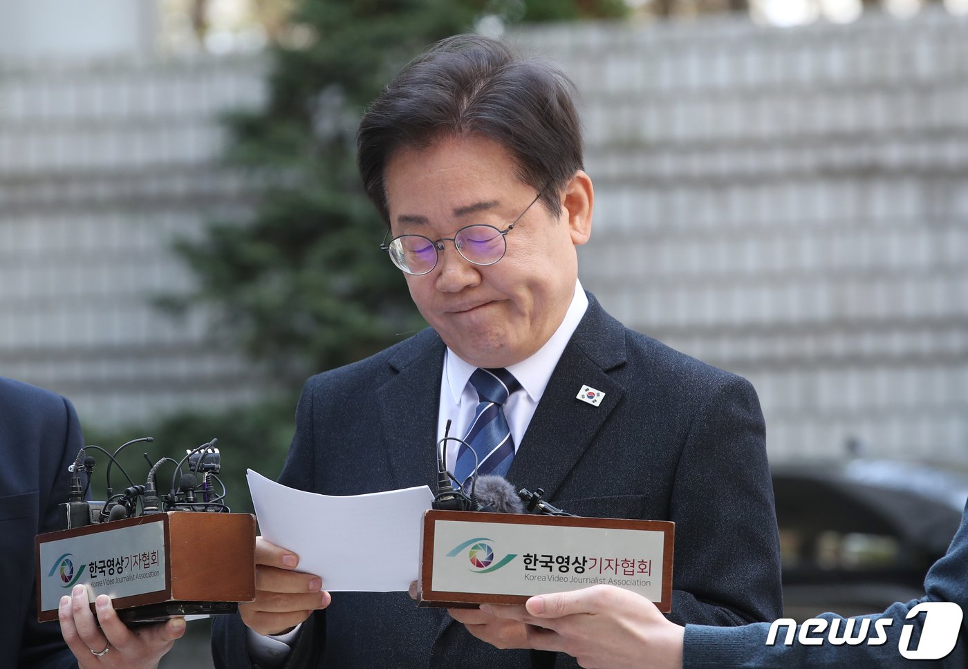 본문 이미지 - 이재명 더불어민주당 대표가 제22대 총선을 하루 앞둔 9일 오전 서울 서초구 서울중앙지방법원에서 열리는 '대장동 배임·성남FC 뇌물' 관련 특정범죄가중처벌등에관한법률위반(뇌물) 등 공판에 출석하며 기자회견을 하고 있다. 2024.4.9 ⓒ 뉴스1 이광호 기자