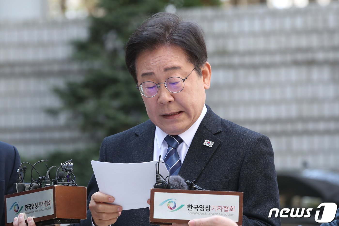 본문 이미지 - 이재명 더불어민주당 대표가 제22대 총선을 하루 앞둔 9일 오전 서울 서초구 서울중앙지방법원에서 열리는 '대장동 배임·성남FC 뇌물' 관련 특정범죄가중처벌등에관한법률위반(뇌물) 등 공판에 출석하며 기자회견을 하고 있다. 2024.4.9/뉴스1 ⓒ News1 이광호 기자