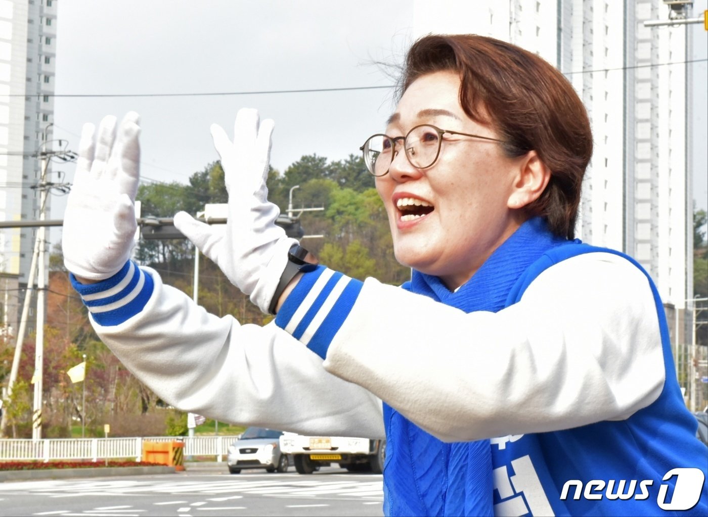 본문 이미지 - 권향엽 더불어민주당 전남 순천·광양·곡성·구례을 후보가 광양시 중마당 컨테이너부두 사거리에서 아침 인사를 하고 있다.2024.4.9/뉴스1 ⓒ News1 김동수 기자