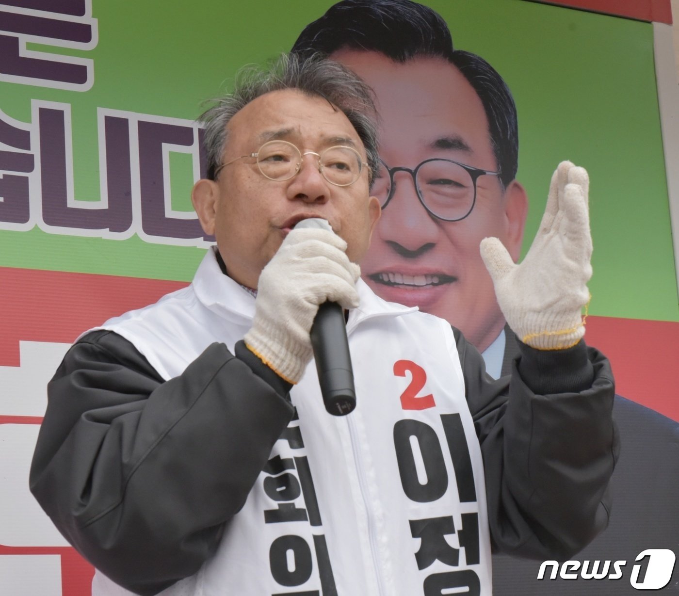 본문 이미지 - 이정현 국민의힘 전남 순천·광양·곡성·구례을 후보가 광양시 중마당 컨테이너부두 사거리에서 아침 인사 및 연설을 하고 있다.2024.4.9/뉴스1 ⓒ News1 김동수 기자