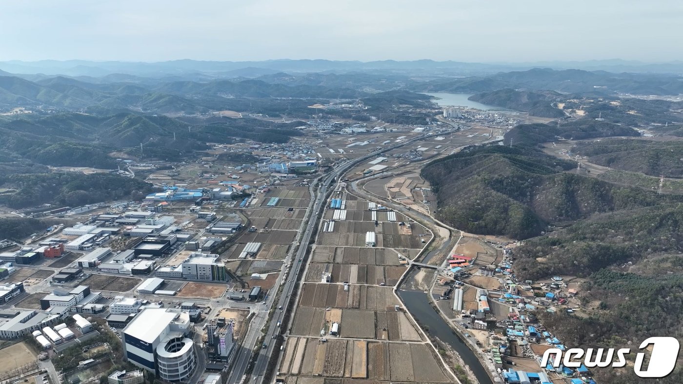 용인 첨단 시스템 반도체 국가산단이 들어설 이동 남사읍 일대 전경. &#40;용인시 제공&#41;.  