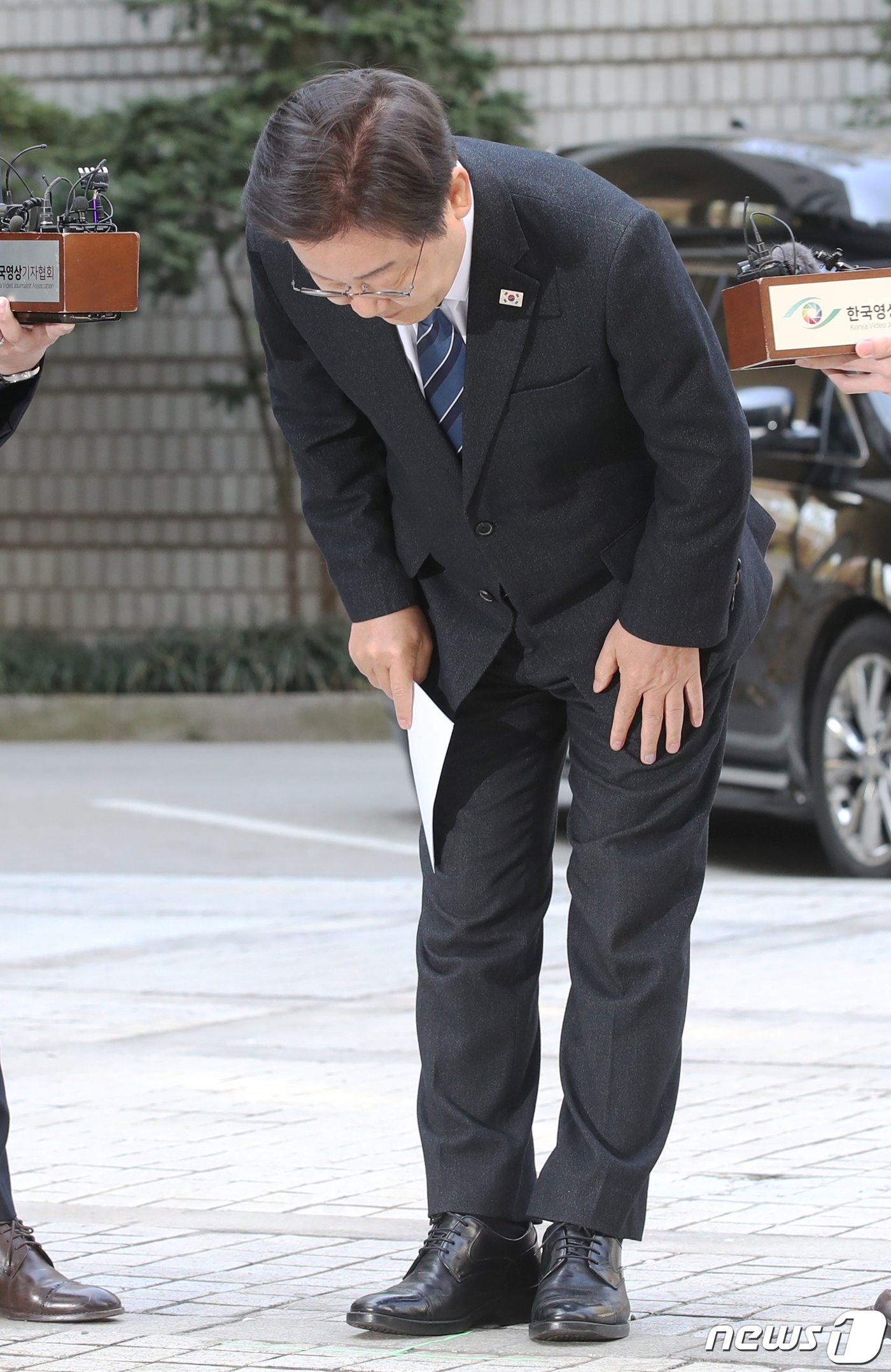 이재명 더불어민주당 대표가 제22대 총선을 하루 앞둔 9일 오전 서울 서초구 서울중앙지방법원에서 열리는 &#39;대장동 배임·성남FC 뇌물&#39; 관련 특정범죄가중처벌등에관한법률위반&#40;뇌물&#41; 등 공판에 출석하며 기자회견을 마친뒤 인사하고 있다. 2024.4.9/뉴스1 ⓒ News1 이광호 기자