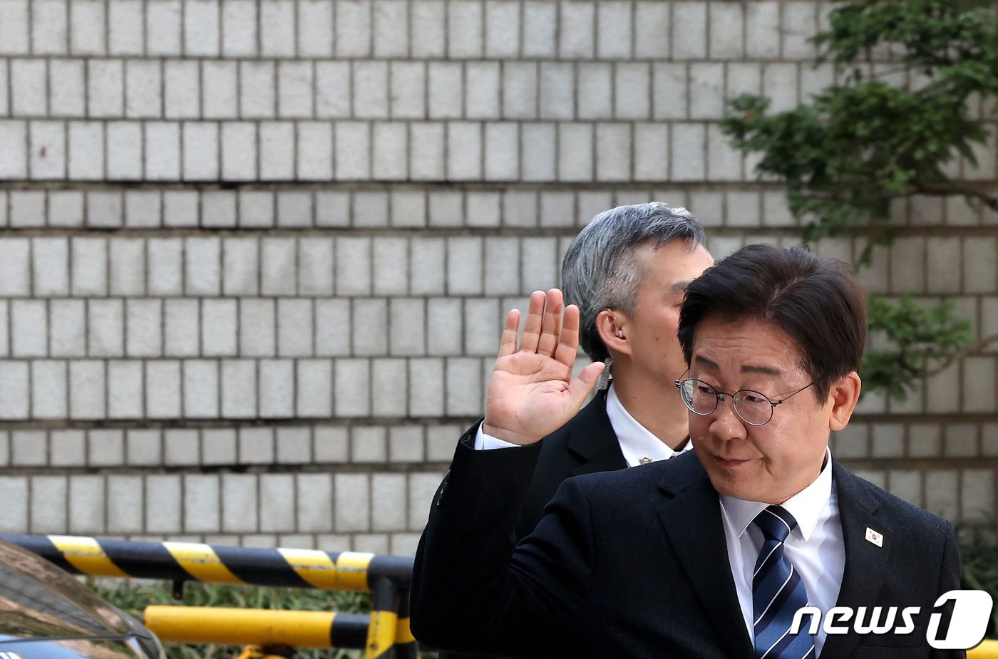 본문 이미지 - 이재명 더불어민주당 대표가 제22대 총선을 하루 앞둔 9일 오전 서울 서초구 서울중앙지방법원에서 열리는 '대장동 배임·성남FC 뇌물' 관련 특정범죄가중처벌등에관한법률위반(뇌물) 등 공판에 출석하며 손인사를 하고 있다. 2024.4.9/뉴스1 ⓒ News1 이동해 기자