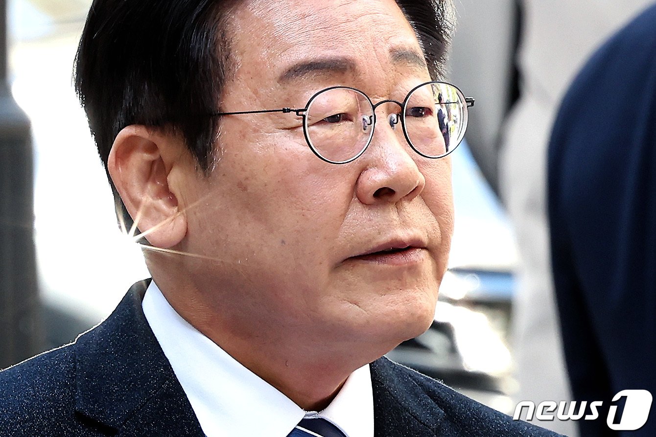 본문 이미지 - 이재명 더불어민주당 대표가 제22대 총선을 하루 앞둔 9일 오전 서울 서초구 서울중앙지방법원에서 열리는 '대장동 배임·성남FC 뇌물' 관련 특정범죄가중처벌등에관한법률위반(뇌물) 등 공판 출석에 앞서 기자회견을 하고 있다. 2024.4.9/뉴스1 ⓒ News1 이동해 기자