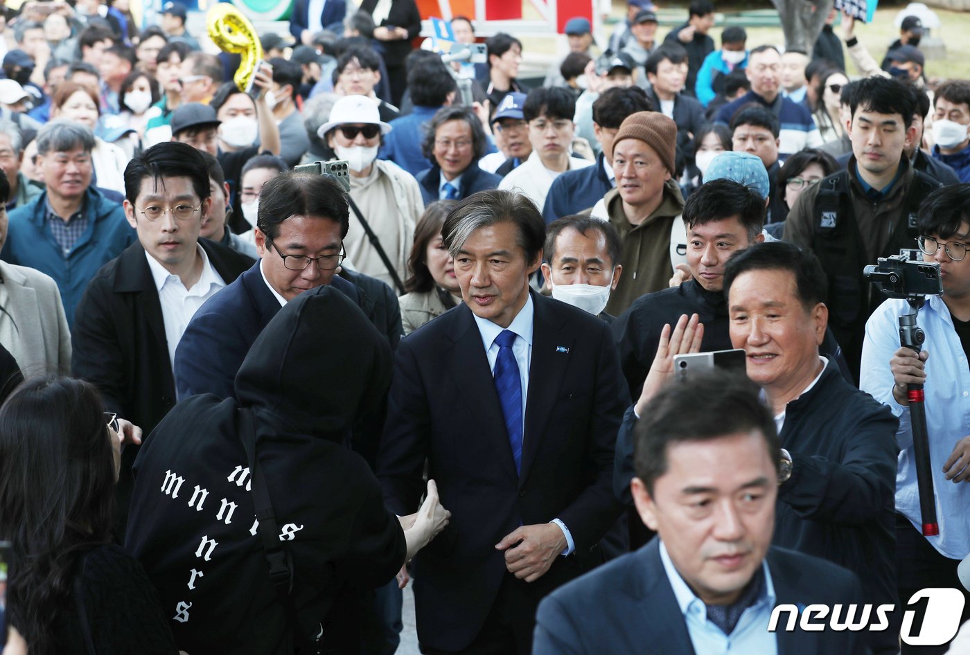 본문 이미지 - 조국 조국혁신당 대표가 9일 오전 부산 연제구 부산시청 광장에서 시민들에게 지지를 호소하고 있다. 2024.4.9/뉴스1 ⓒ News1 윤일지 기자