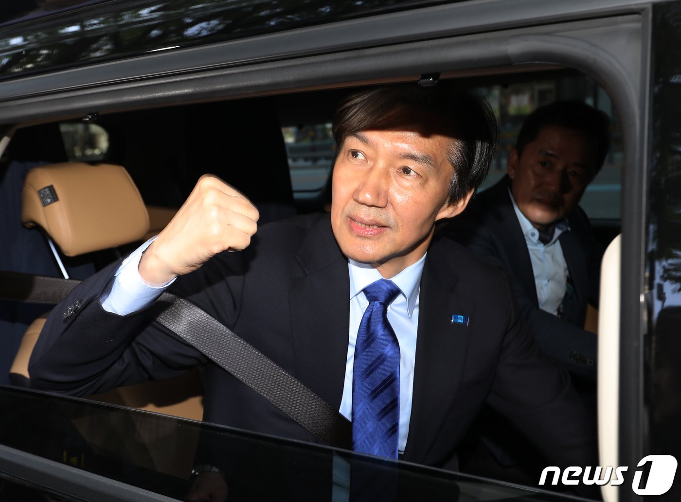 본문 이미지 - 조국 조국혁신당 대표가 9일 오전 부산 연제구 부산시청 광장에서 지지자들과 인사를 나눈 뒤 차량에 탑승해 주먹을 불끈 쥐고 있다. 2024.4.9/뉴스1 ⓒ News1 윤일지 기자