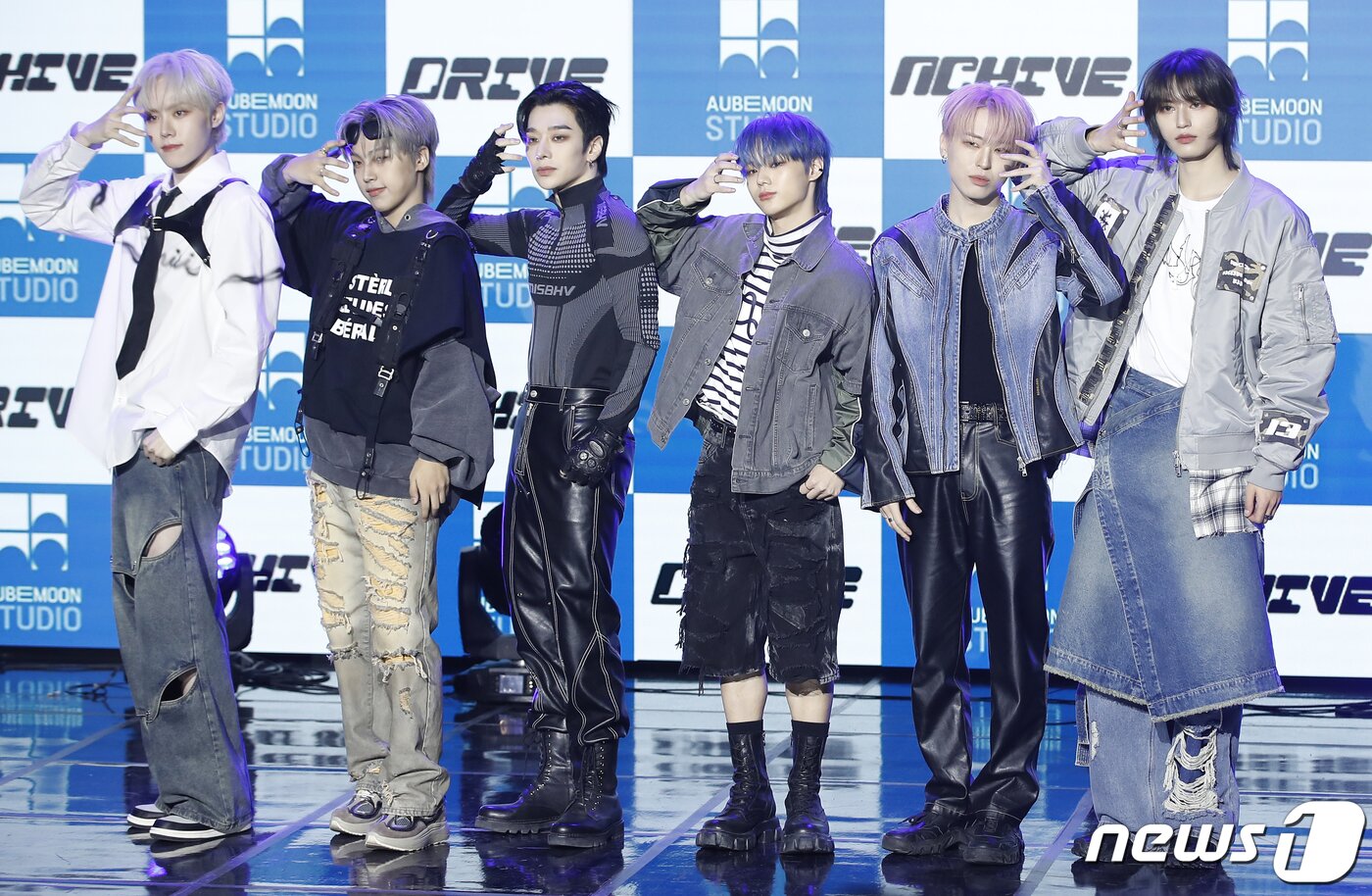 본문 이미지 - 그룹 엔카이브(NCHIVE)가 9일 서울 강남구 일지아트홀에서 가진 첫 번째 싱글 앨범 '드라이브(DRIVE)' 발매 쇼케이스에서 포즈를 취하고 있다. 2024.4.9/뉴스1 ⓒ News1 권현진 기자
