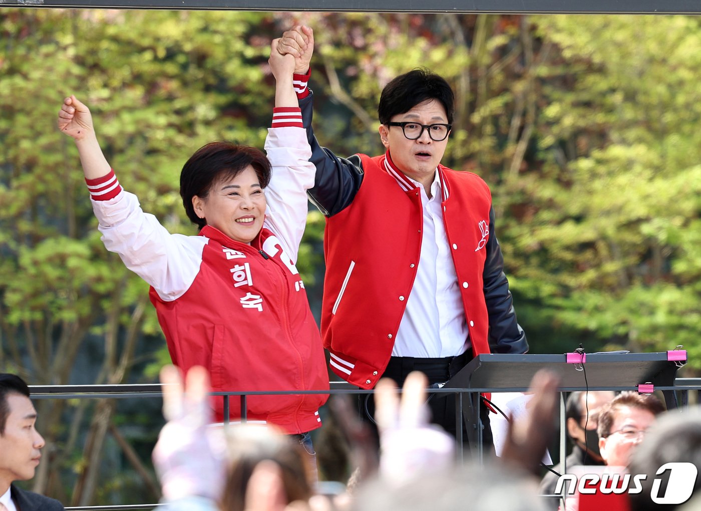 본문 이미지 - 한동훈 국민의힘 비상대책위원장 겸 총괄선거대책위원장이 9일 오전 서울 성동구 왕십리역광장에서 윤희숙(중‧성동갑) 후보 지원유세를 하고 있다. 2024.4.9/뉴스1 ⓒ News1 구윤성 기자