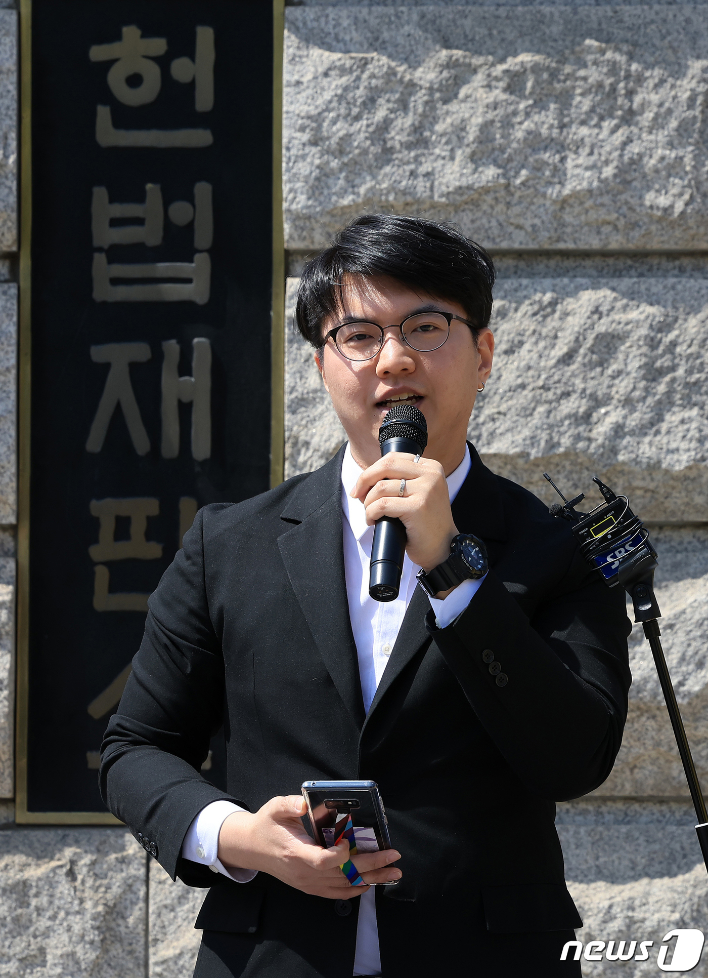 (서울=뉴스1) 김진환 기자 = 카이스트(한국과학기술원) 졸업생인 신민기 녹색정의당 대전시당 대변인이 9일 오전 서울 종로구 헌법재판소에 한국과학기술원(KAIST) 학위 수여식에서 …