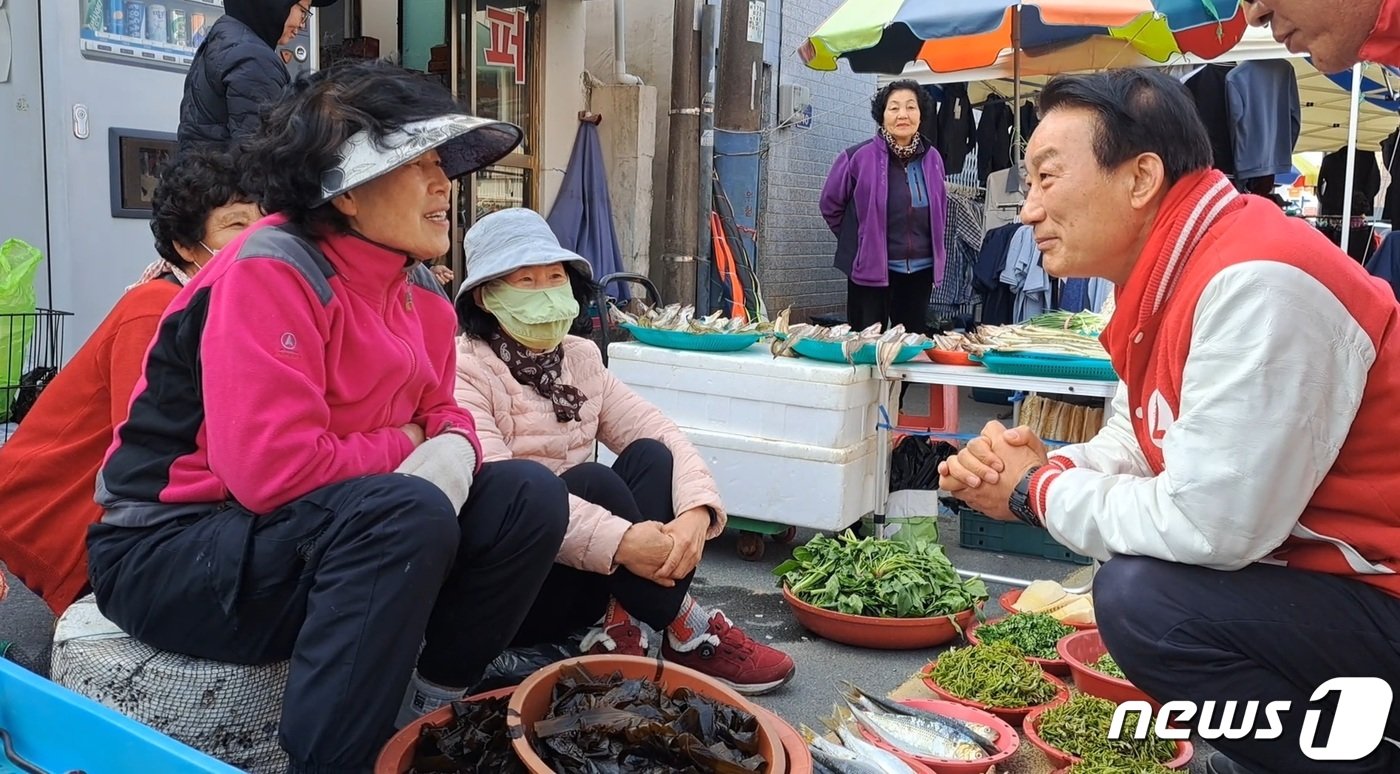 9일 국민의힘 서일준 의원과 거제면 시장 상인이 대화하고 있다.2024.4.9/뉴스1 ⓒ News1 강미영 기자