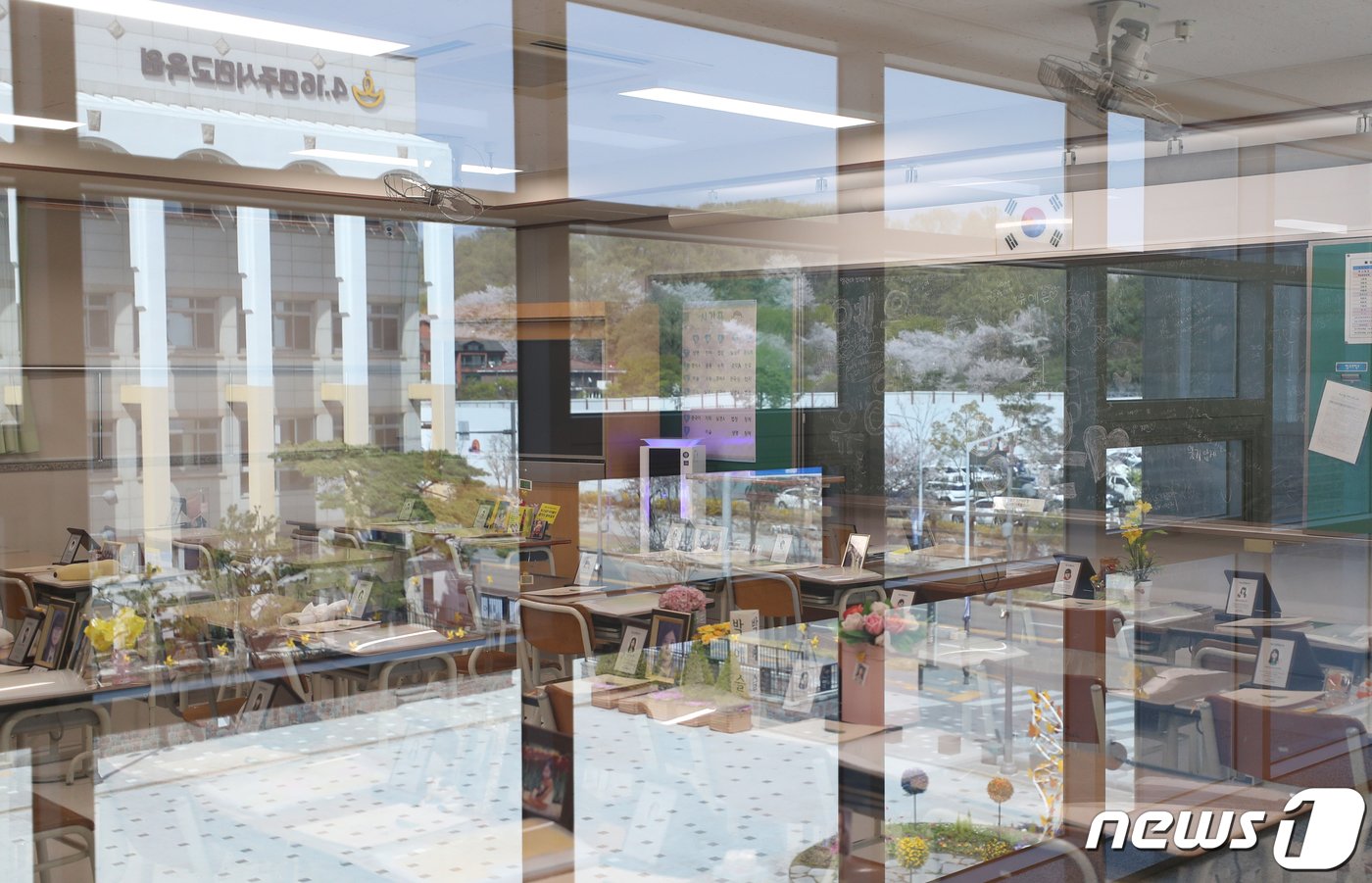 본문 이미지 - 세월호 참사 10주기를 일주일 앞둔 9일 오전 경기 안산시 단원구 4.16민주시민교육원 기억관에 마련된 단원고 4.16기억교실에 학생들을 추모하는 기록물들이 놓여 있다. 2024.4.9/뉴스1 ⓒ News1 김영운 기자