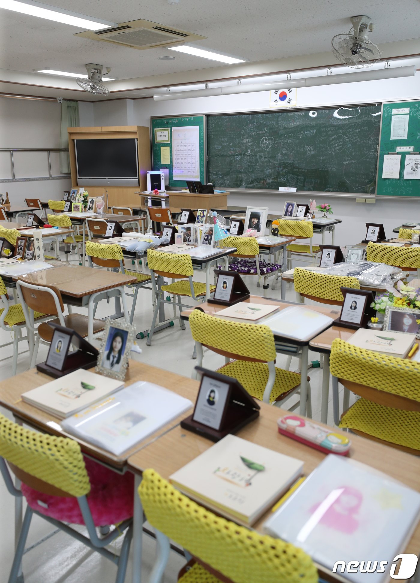 본문 이미지 - 세월호 참사 10주기를 일주일 앞둔 9일 오전 경기 안산시 단원구 4.16민주시민교육원 기억관에 마련된 단원고 4.16기억교실에 학생들을 추모하는 기록물들이 놓여 있다. 2024.4.9/뉴스1 ⓒ News1 김영운 기자