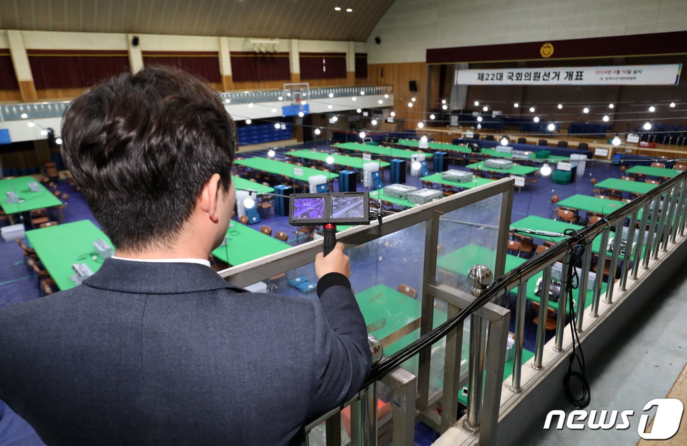 본문 이미지 - 제22대 국회의원 선거를 하루 앞둔 9일 부산 동래구 동래중학교 체육관에서 선관위 관계자가 카메라탐지기를 이용해 불법카메라 설치 점검을 하고 있다. 2024.4.9/뉴스1 ⓒ News1 윤일지 기자