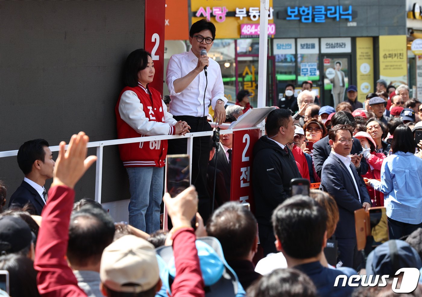 본문 이미지 - 한동훈 국민의힘 비상대책위원장 겸 총괄선거대책위원장이 9일 서울 강동구 상일동역 인근에서 전주혜(강동갑) 후보 지원유세를 하고 있다. 2024.4.9/뉴스1 ⓒ News1 구윤성 기자