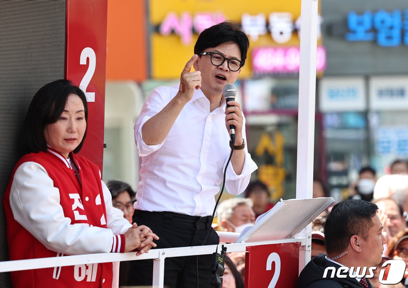 본문 이미지 - 한동훈 국민의힘 비상대책위원장 겸 총괄선거대책위원장이 9일 서울 강동구 상일동역 인근에서 전주혜(강동갑) 후보 지원유세를 하고 있다. 2024.4.9/뉴스1 ⓒ News1 구윤성 기자