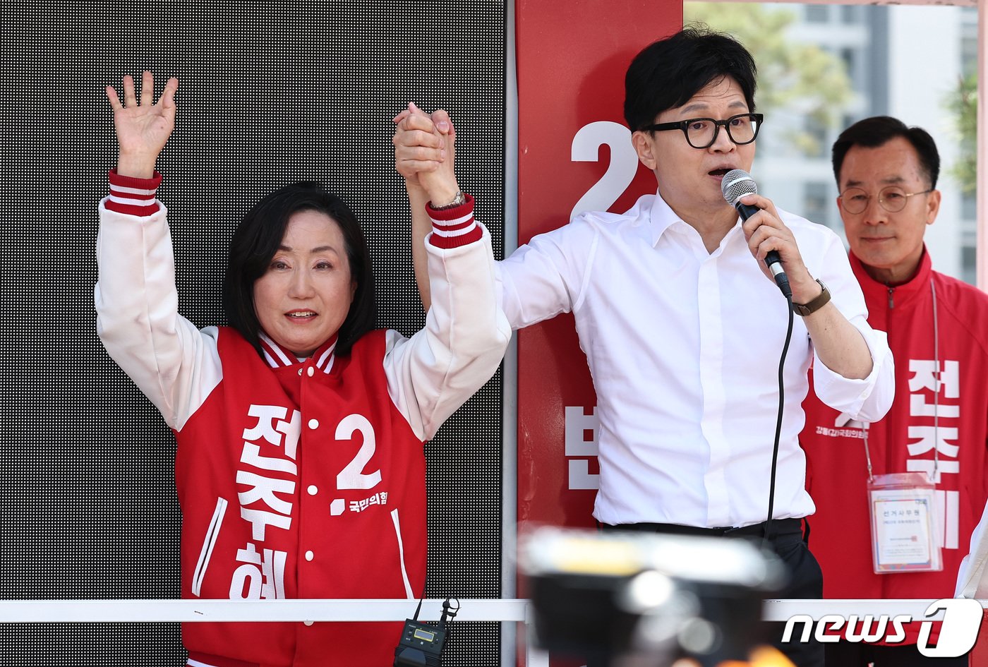 본문 이미지 - 한동훈 국민의힘 비상대책위원장 겸 총괄선거대책위원장이 9일 서울 강동구 상일동역 인근에서 전주혜(강동갑) 후보 지원유세를 하고 있다. 2024.4.9/뉴스1 ⓒ News1 구윤성 기자