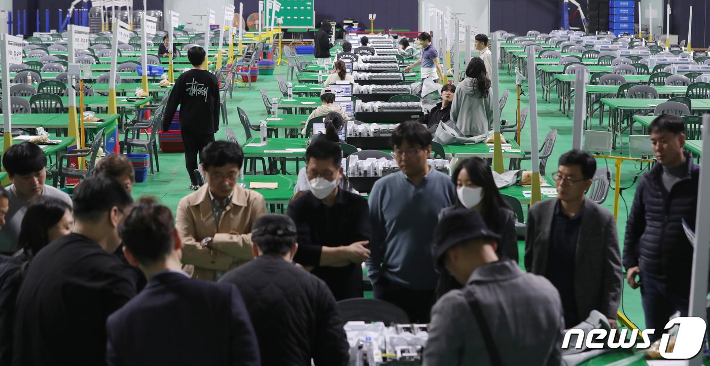 본문 이미지 - 제22대 국회의원선거를 하루 앞둔 9일 전북자치도 전주시 전주화산체육관에 마련된 개표소에서 선관위 관계자들이 투표지 분류기 점검을 하고 있다. 2024.4.9/뉴스1 ⓒ News1 유경석 기자