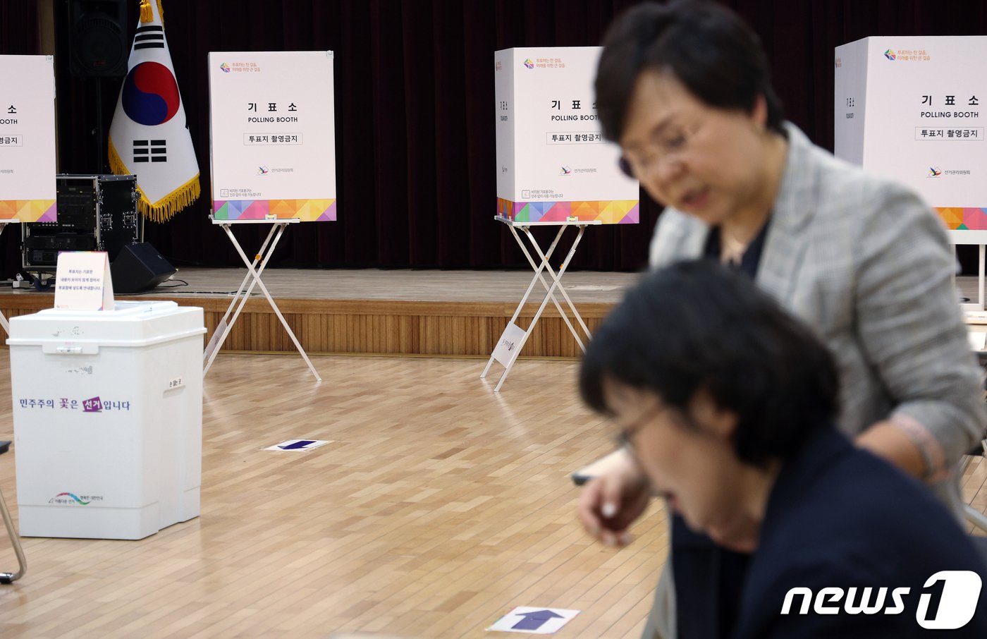 본문 이미지 - 제22대 국회의원선거 본투표를 하루 앞둔 9일 오후 서울 종로구 삼일대로 종로 1234가동 주민센터에 마련된 투표소에서 관계자들이 막바지 점검을 하고 있다. 2024.4.9/뉴스1 ⓒ News1 박정호 기자