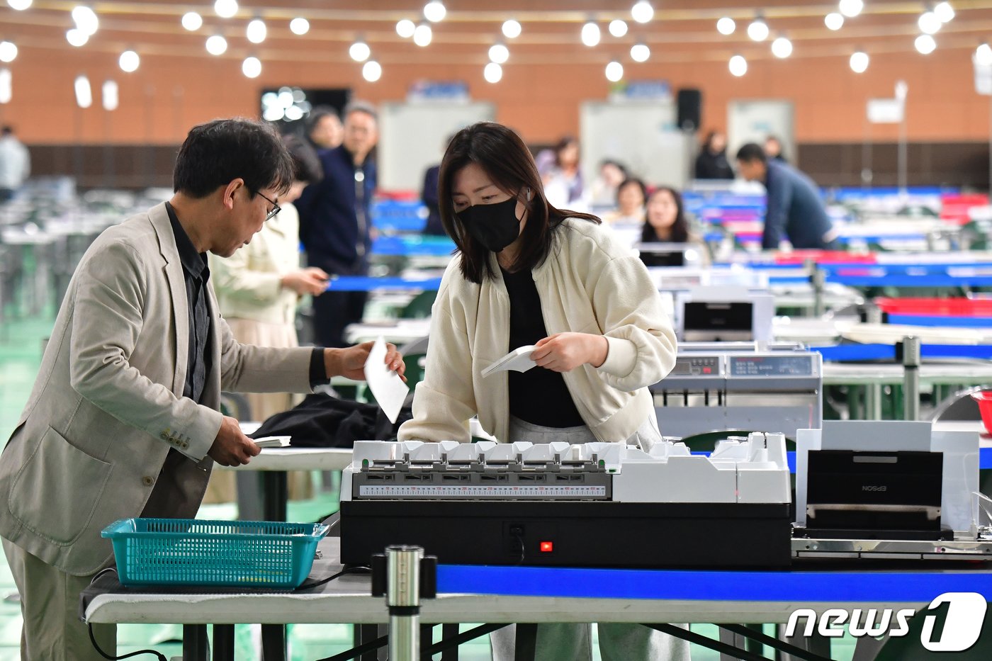 본문 이미지 - 제22대 국회의원 선거 본 투표일을 하루 앞둔 9일 오후 경북 포항시 만인당에 마련된 개표소에서 남구선거관리위원회가 개표 종사원들과 함께 투표지분류기 등을 최종 점검하고 있다. 2024.4.9/뉴스1 ⓒ News1 최창호 기자