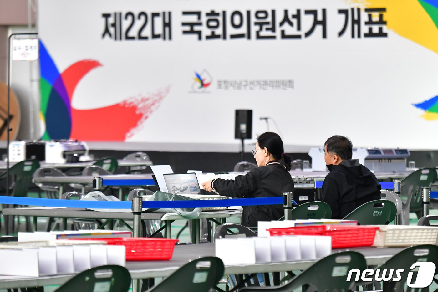 본문 이미지 - 제22대 국회의원 선거 본 투표일을 하루 앞둔 9일 오후 경북 포항시 만인당에 마련된 개표소에서 남구선거관리위원회가 개표 종사원들과 함께 투표지분류기 등을 최종 점검하고 있다. 2024.4.9/뉴스1 ⓒ News1 최창호 기자