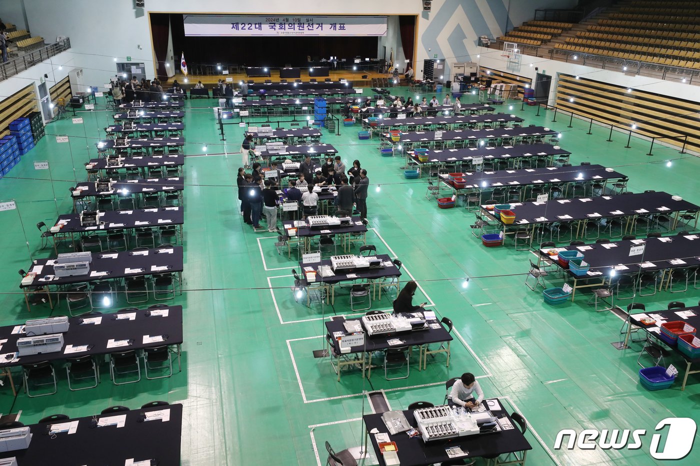 제22대 국회의원 선거를 하루 앞둔 9일 오후 경기 수원시 영통구 아주대학교 체육관에 마련된 개표소에서 개표 사무원들이 투표지분류기 최종 모의 시연을 하고 있다. 2024.4.9/뉴스1 ⓒ News1 김영운 기자