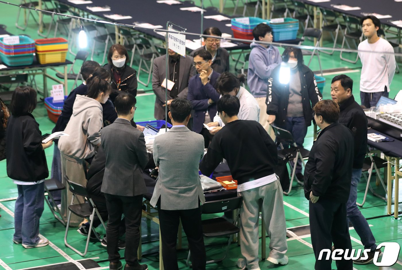 본문 이미지 - 제22대 국회의원 선거를 하루 앞둔 9일 오후 경기 수원시 영통구 아주대학교 체육관에 마련된 개표소에서 개표 사무원들이 투표지분류기 최종 모의 시연을 하고 있다. 2024.4.9/뉴스1 ⓒ News1 김영운 기자