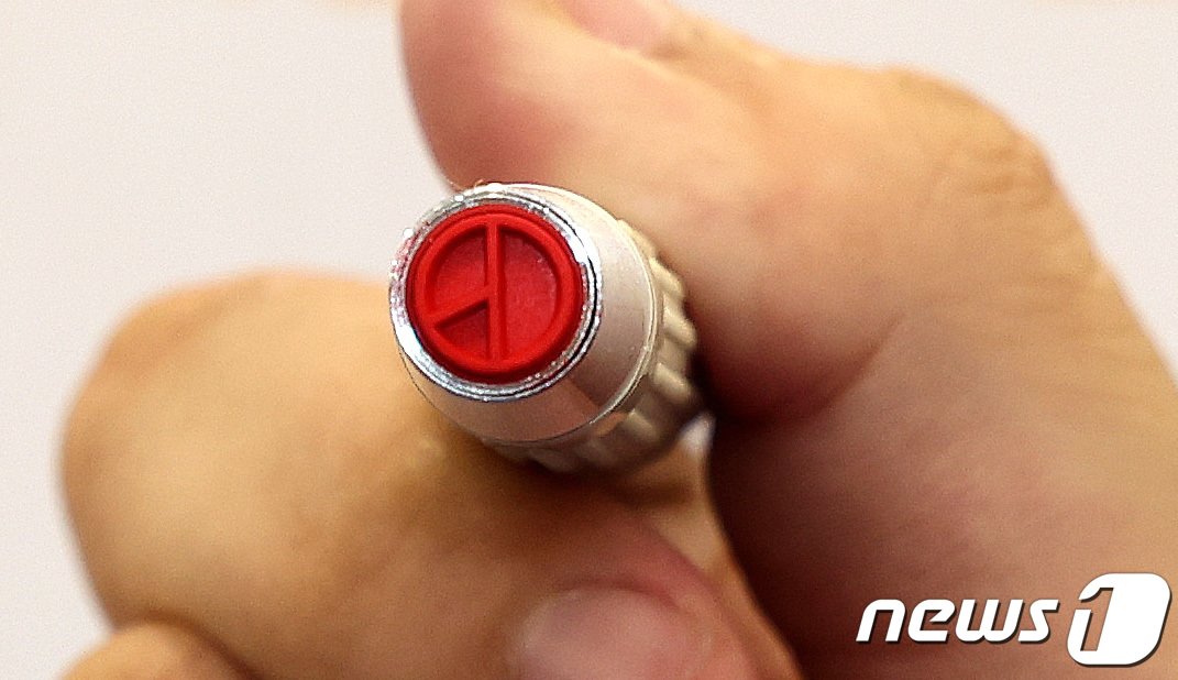 본문 이미지 - 4·10 총선을 하루 앞둔 9일 오후 서울 영등포구 YDP미래평생학습관에 설치된 투표소에서 선거사무원이 기표용구를 들어보이고 있다. 2024.4.9/뉴스1 ⓒ News1 박지혜 기자