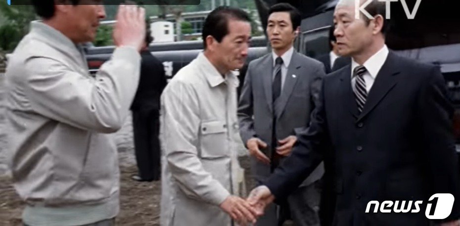 본문 이미지 -  1982년 5월 초 당시 전두환 대통령이 우 순경 총기 난사 사건이 벌어진 경남 의령을 방문하는 모습을 담은 대한뉴스 제 1383호. (KTV 갈무리) ⓒ 뉴스1