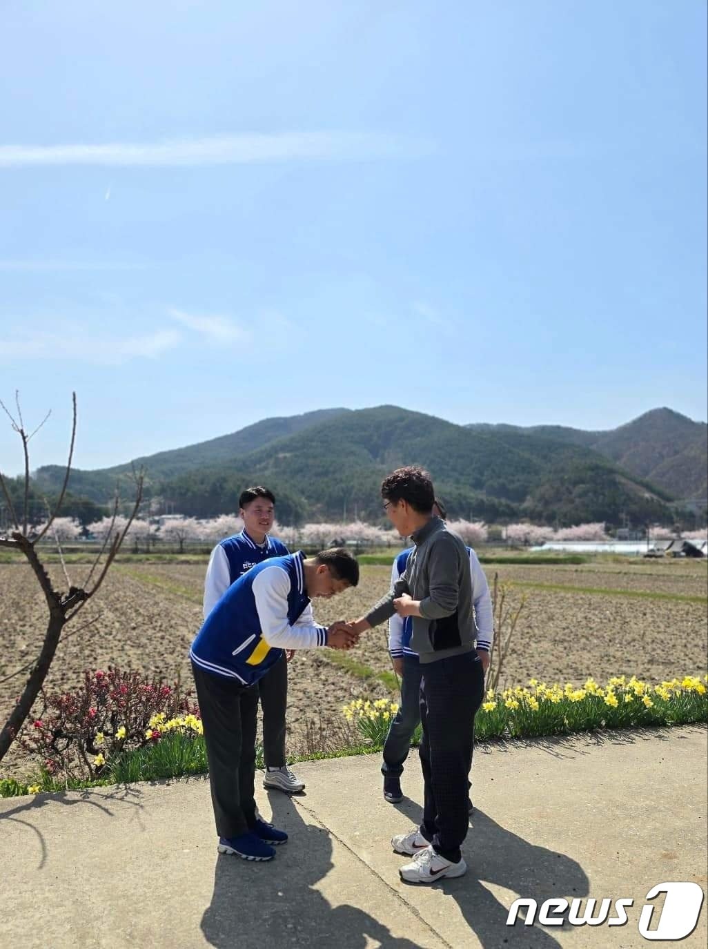 본문 이미지 - 유권자들과 인사하는 4.10 총선 강릉선거구 김중남 더불어민주당 후보.(김 후보 페이스북 캡처) 2024.4.9/뉴스1