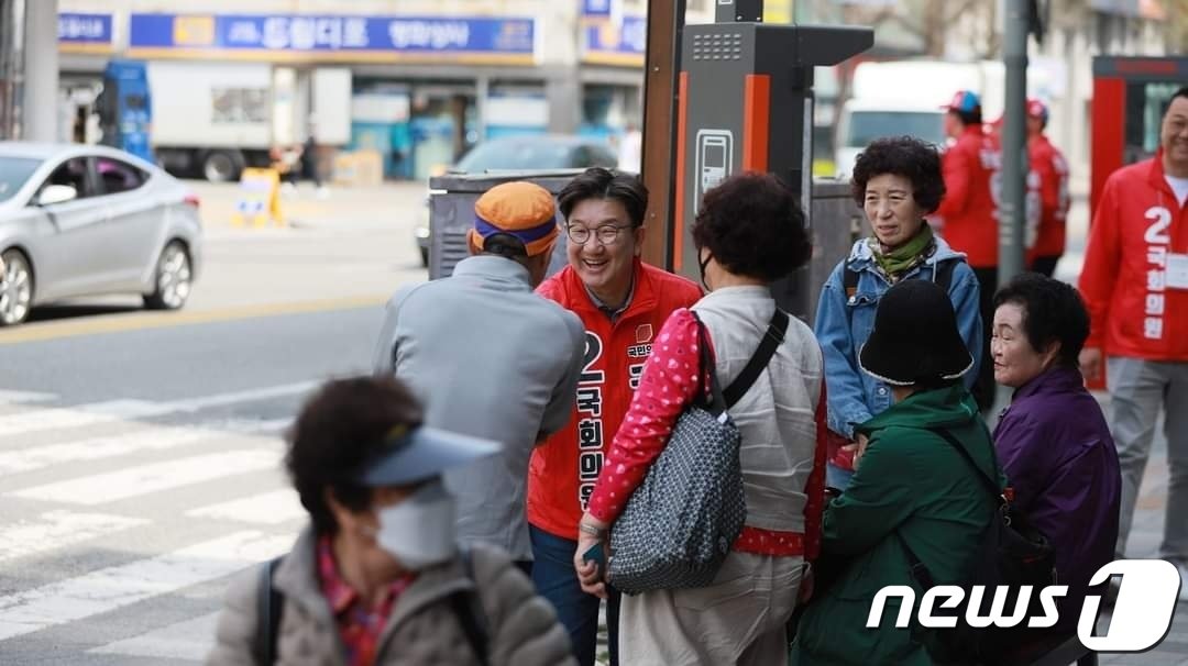 본문 이미지 - 유권자들과 인사하는 4.10 총선 강릉선거구 권성동 국민의힘 후보.(권 후보 페이스북 캡처) 2024.4.9/뉴스1