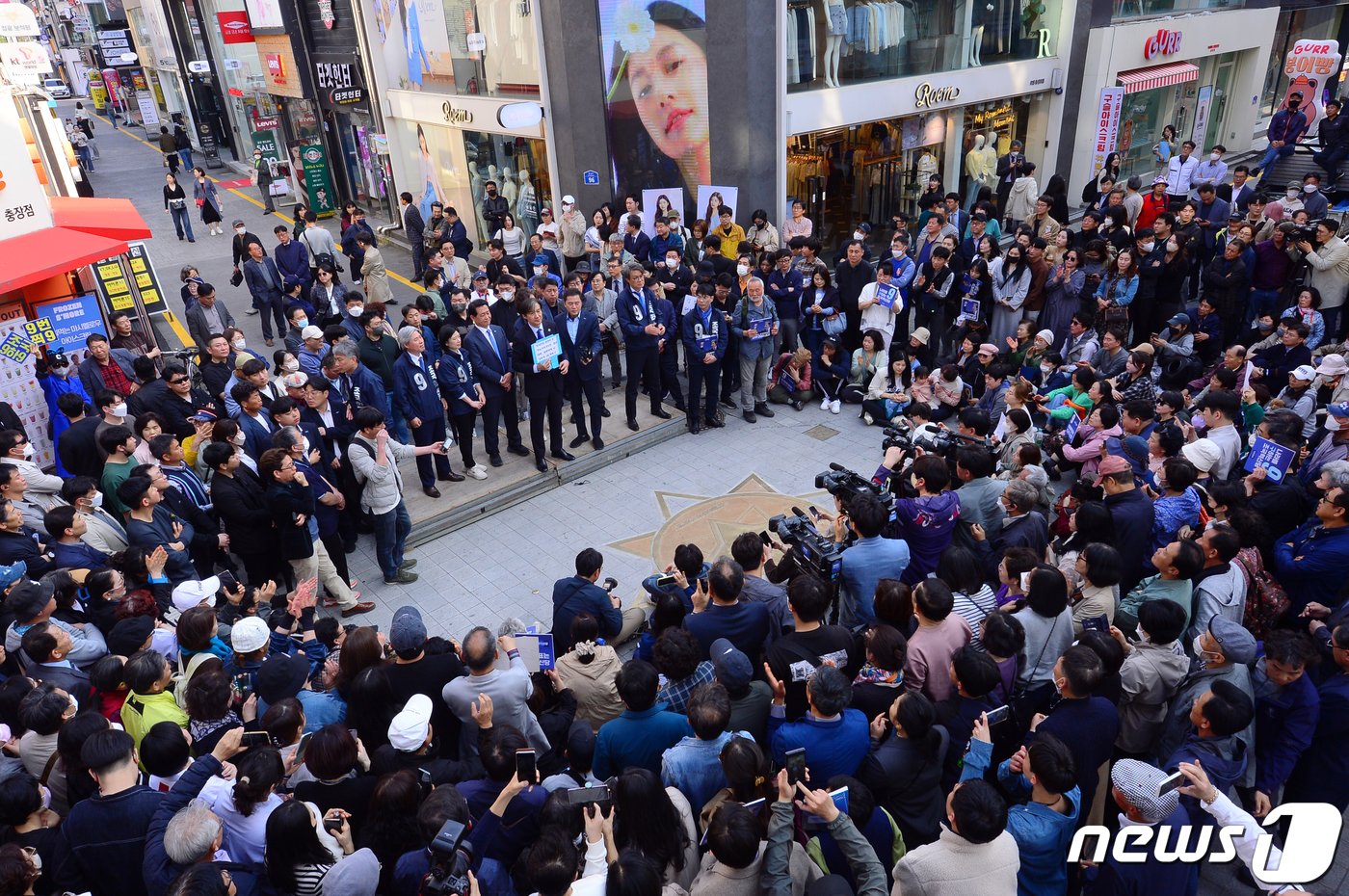 제22대 총선을 하루 앞둔 9일 광주 동구 충장로 우체국 앞에서 열린 조국 조국혁신당 대표의 기자회견에 인파가 몰리고 있다. 2024.4.9/뉴스1 ⓒ News1 이승현 기자