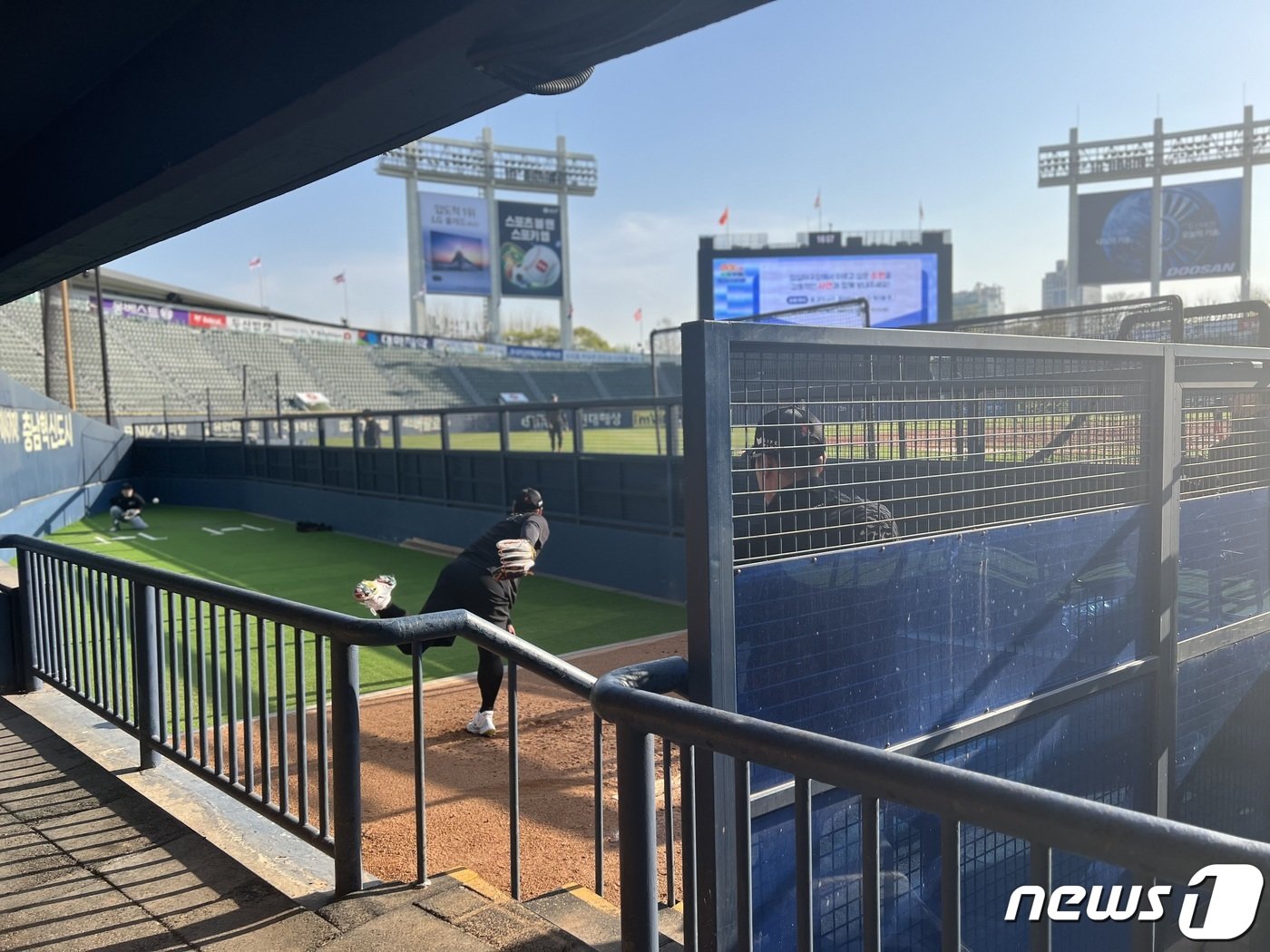 본문 이미지 - 한화 이글스 투수 류현진이 9일 서울 잠실구장의 3루 측 불펜에서 공을 던지며 다음 등판을 준비했다. 2024.4.9/뉴스1 ⓒ News1 이상철 기자