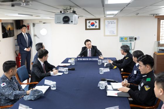 해경 "불법조업 중국어선 나포 단순 비교 평가는 적절치 않아"